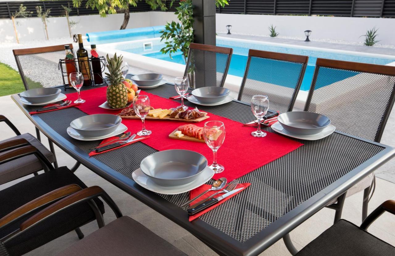Villa Fides With Private Pool, Garden And Sea View Kaštel Novi Εξωτερικό φωτογραφία